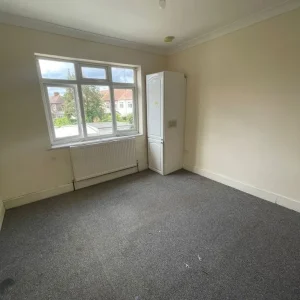 4 Bedroom Terraced House for Rent - RM8 - Image 8