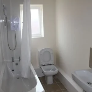 No Deposit required: Ideal for 2 adult housing benefit tenants (over 35) TOTAL rent is £1100/month - Image 4