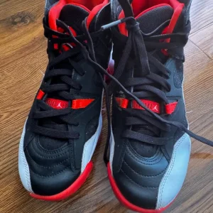 Kids Nike air Jordan size 5.5 - Image 2