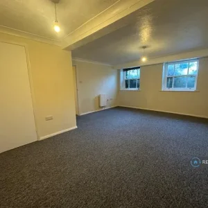1 bedroom flat in Park Crescent, Worthing, BN11 (1 bed) (#2584604) - Image 2