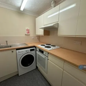 1 bedroom flat in Park Crescent, Worthing, BN11 (1 bed) (#2584604) - Image 3