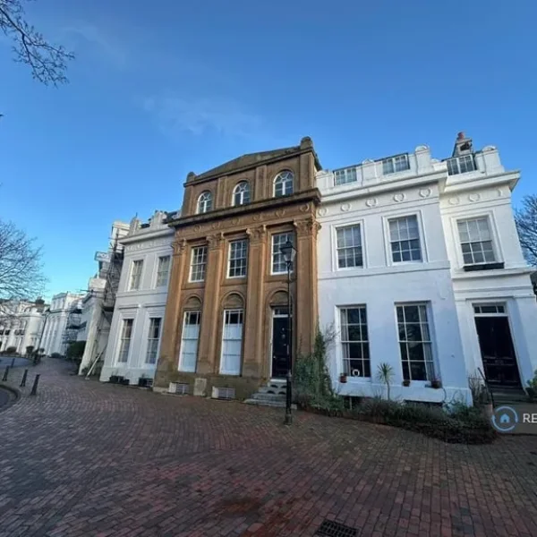 1 bedroom flat in Park Crescent, Worthing, BN11 (1 bed) (#2584604)