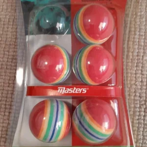Golf accessories collection – putting mat, practice balls, gloves - Image 4