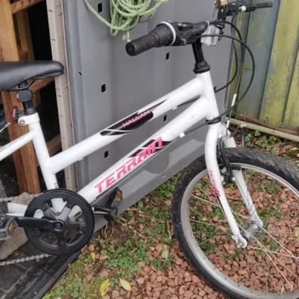 Kids bike in white and pink.. NOW GONE!!!!