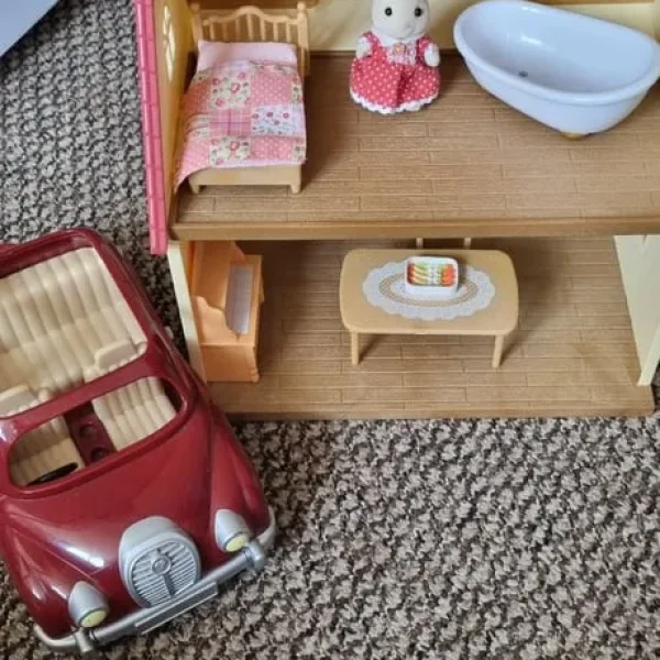Sylvanian Family half house and car