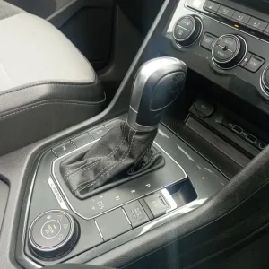 2018 Volkswagen Tiguan 2.0 TDI R-Line SUV 5dr Diesel DSG 4Motion Euro 6 (s/s) (150 ps) Diesel Aut... - Image 5