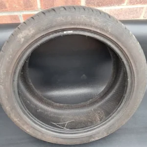 Tyre 255 40 R18