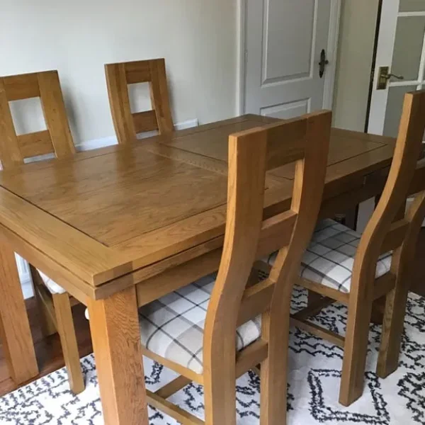 Extendable Oak Dining Room Table plus 4 Chairs.