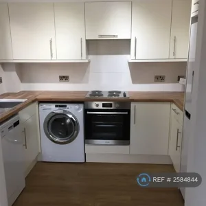 1 bedroom flat in Firgrove Court, Hungerford, RG17 (1 bed) (#2584844) - Image 3