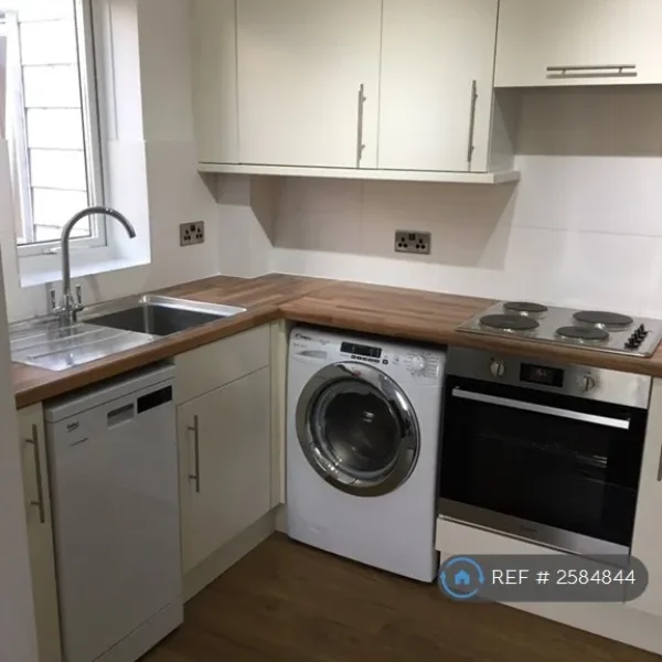1 bedroom flat in Firgrove Court, Hungerford, RG17 (1 bed) (#2584844)