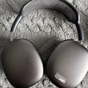 Apple airpod Max Headphones. - Image 8