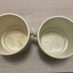 2 matching plastic plant pots - Image 2