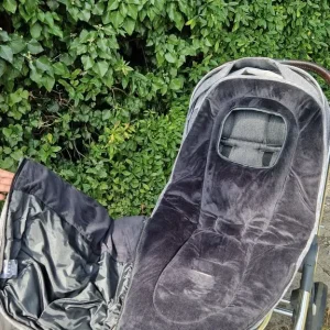 For Sale: Oyster 3 Pushchair with Carrycot and Footmuff - £180 - Image 3