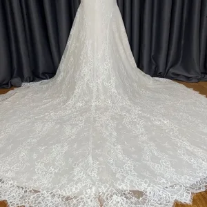Clearance and big bargain Mermaid style Ivory wedding dress with 1.5 m long train Size 12 - Image 3