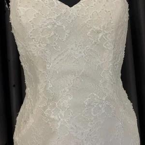 Clearance and big bargain Mermaid style Ivory wedding dress with 1.5 m long train Size 12 - Image 5