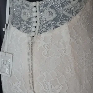 Clearance and big bargain Mermaid style Ivory wedding dress with 1.5 m long train Size 12 - Image 6