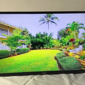 Samsung 32 Inch Smart Full HD HDR LED TV with WiFi and Freeview