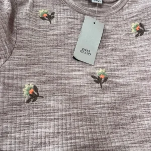 Girls tops size 5-6 - Image 5