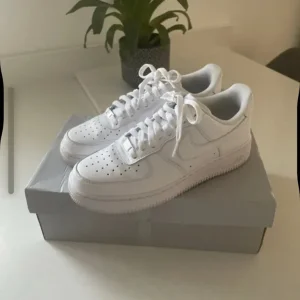 White air force 1 with crease protectors - Image 2