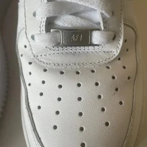 White air force 1 with crease protectors - Image 3
