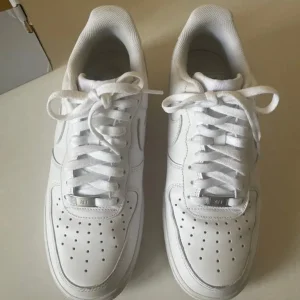 White air force 1 with crease protectors - Image 4