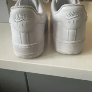 White air force 1 with crease protectors - Image 7