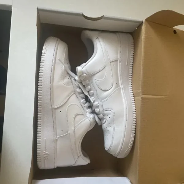 White air force 1 with crease protectors