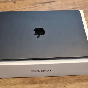 MacBook Air 13" M2 like new condition. 256GB SSD, 8GB RAM Battery 100%