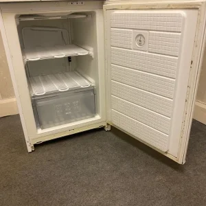 📞ENERGY SAVING WHITE BOSCH UNDER COUNTER FREEZER - Image 2