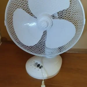 4 Fans for £50.00 (2x 14inch table, 1 x 11inch desk, and 1x brand new 16inch floor fan) - Image 3