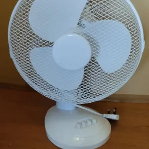 4 Fans for £50.00 (2x 14inch table, 1 x 11inch desk, and 1x brand new 16inch floor fan) - Image 4
