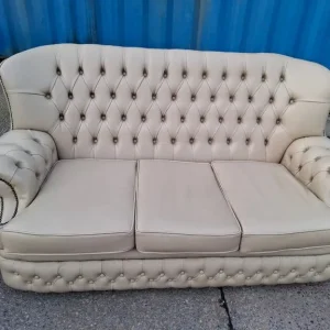 Beige Chesterfield suite - Image 3