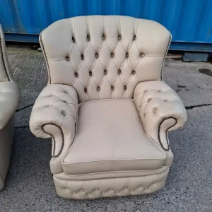 Beige Chesterfield suite - Image 4