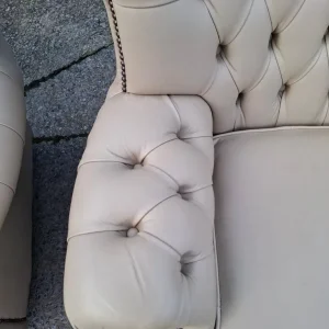 Beige Chesterfield suite - Image 7
