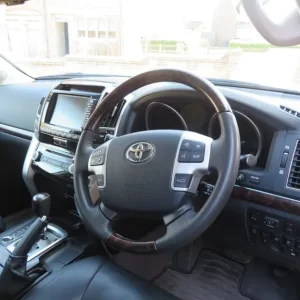 TOYOTA LAND CRUISER AMAZON ZX 4.6 V8 PETROL 2015 41K MILES 1 OWNER FROM NEW - Image 2