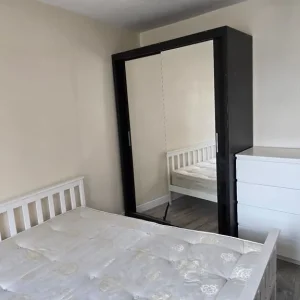Large 1-bed flat with private garden - Image 2