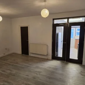 Large 1-bed flat with private garden - Image 3