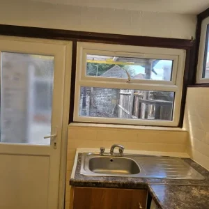 Large 1-bed flat with private garden - Image 4