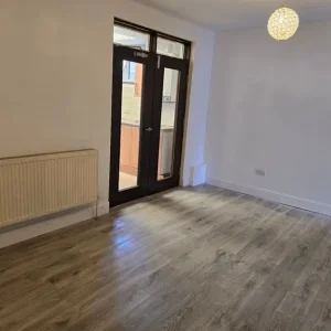 Large 1-bed flat with private garden - Image 7