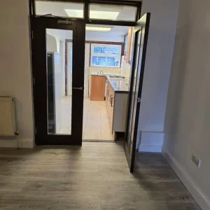 Large 1-bed flat with private garden - Image 8