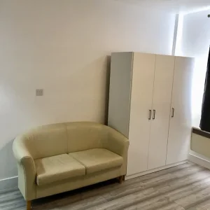 Large studio in friar street Reading TC next to station and oracle - Image 3