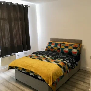 Large studio in friar street Reading TC next to station and oracle