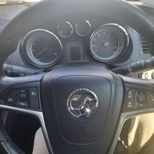 Vauxhall, INSIGNIA, Hatchback, 2011, Manual, 1796 (cc), 5 doors - Image 3