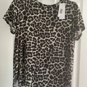 Leopard print top size large