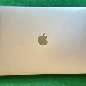 MacBook Air 13‑inch (M1, 2020) – 16 GB RAM, 256 GB SSD, Touch ID – Silver/Space Gray - Image 4