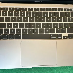 MacBook Air 13‑inch (M1, 2020) – 16 GB RAM, 256 GB SSD, Touch ID – Silver/Space Gray - Image 6