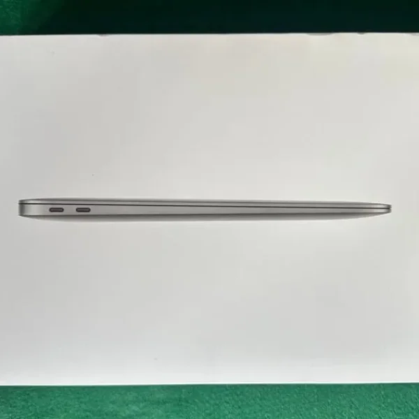 MacBook Air 13‑inch (M1, 2020) – 16 GB RAM, 256 GB SSD, Touch ID – Silver/Space Gray