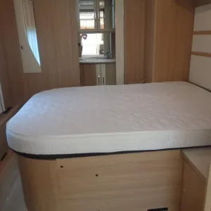 LMC 685 VIP Exquisit 5 BERTH,FIXED TRANSVERSE ISLAND BED CARAVAN 2024 - Image 6