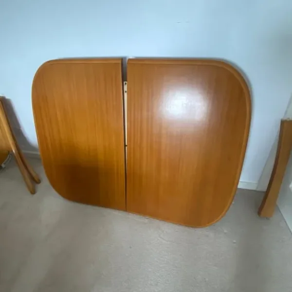 Solid leaf table