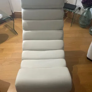 Two white easy chairs in faux leather - Image 2